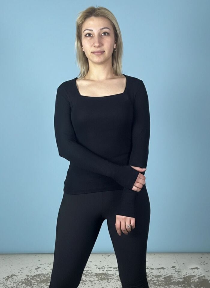 Parmak Geçmeli Bluz – Modern & Vücuda Oturan Tasarım